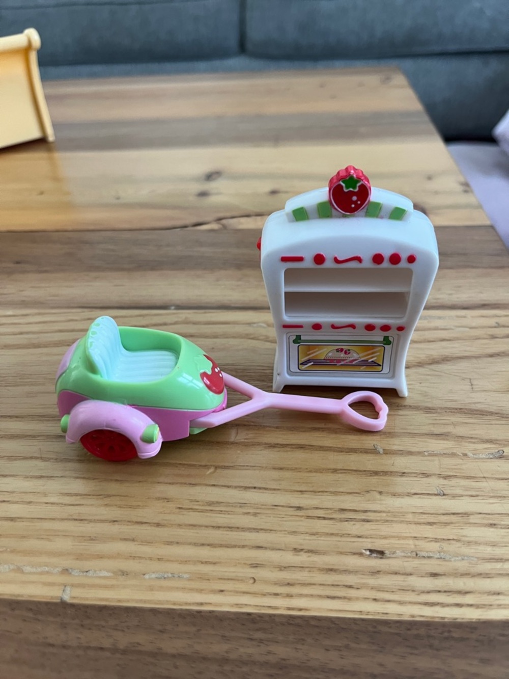 Strawberry Shortcake Oven, trailer, and 2 dolls